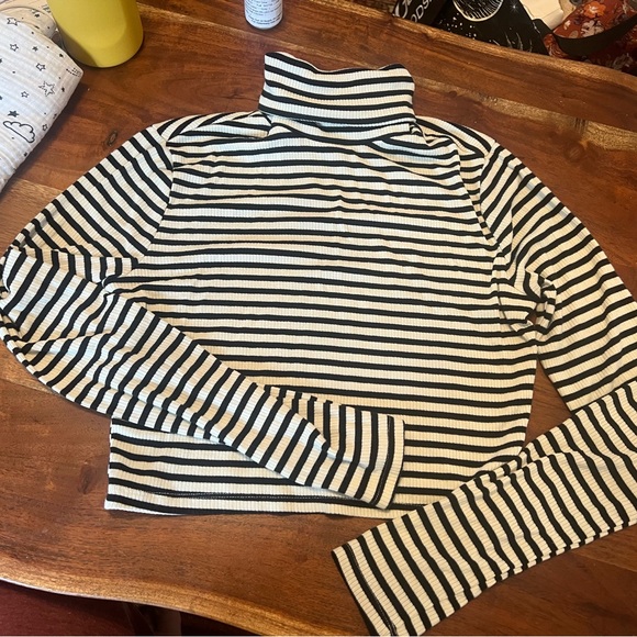 Levi’s ORIEL TURTLENECK - Picture 2 of 5